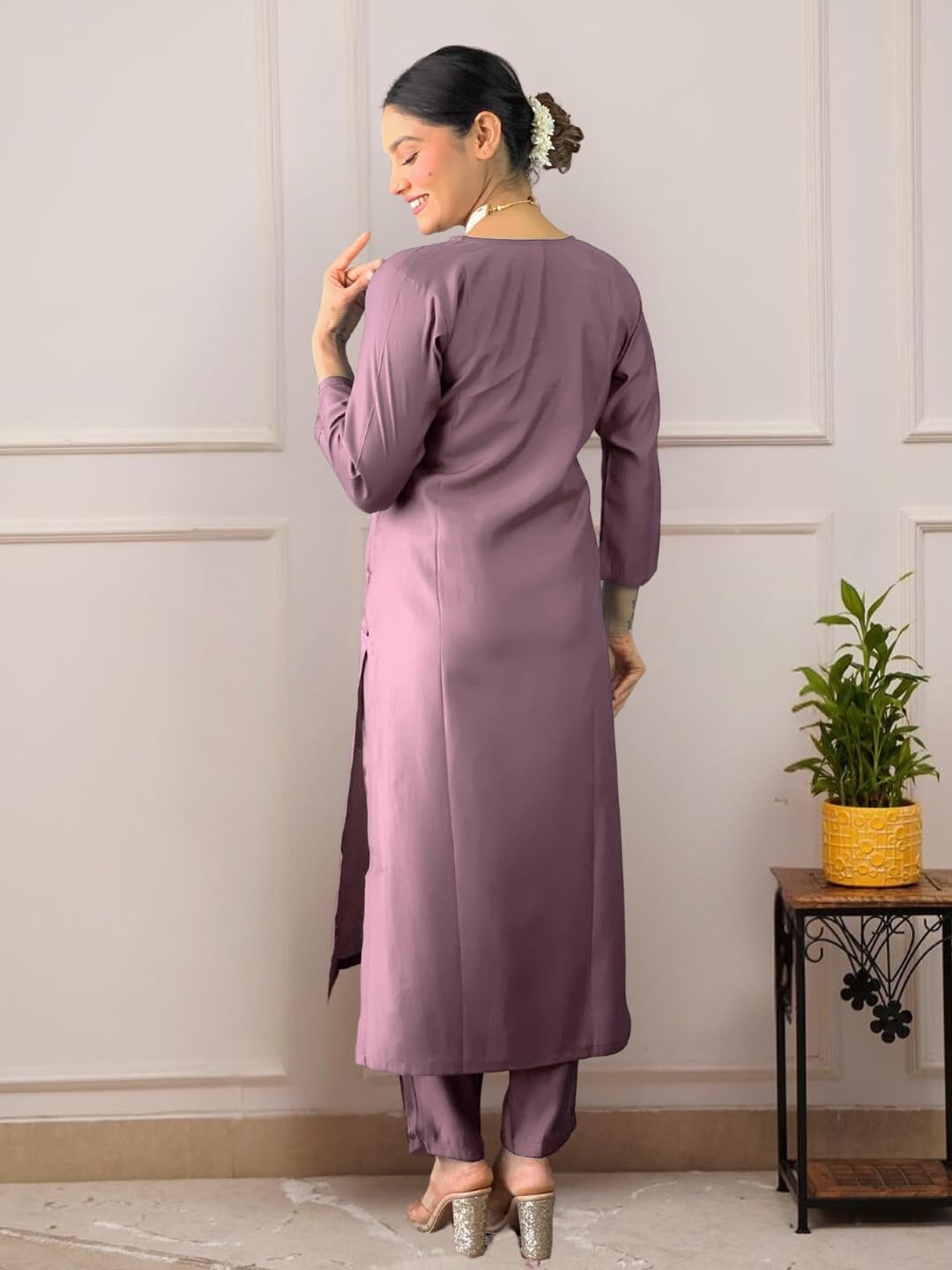 Naixa Women's Embroidered Kurta Set - Onion - Image 4