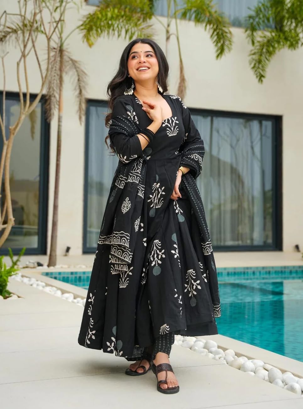 KLOSIA Women Printed Anarkali Kurta Set - Black - Image 4