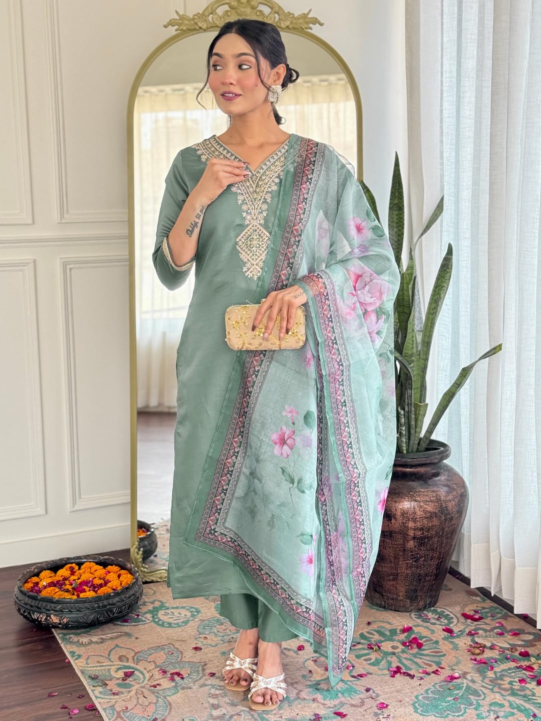 Naixa Women's Rayon Embroidered Kurta Set - Image 2