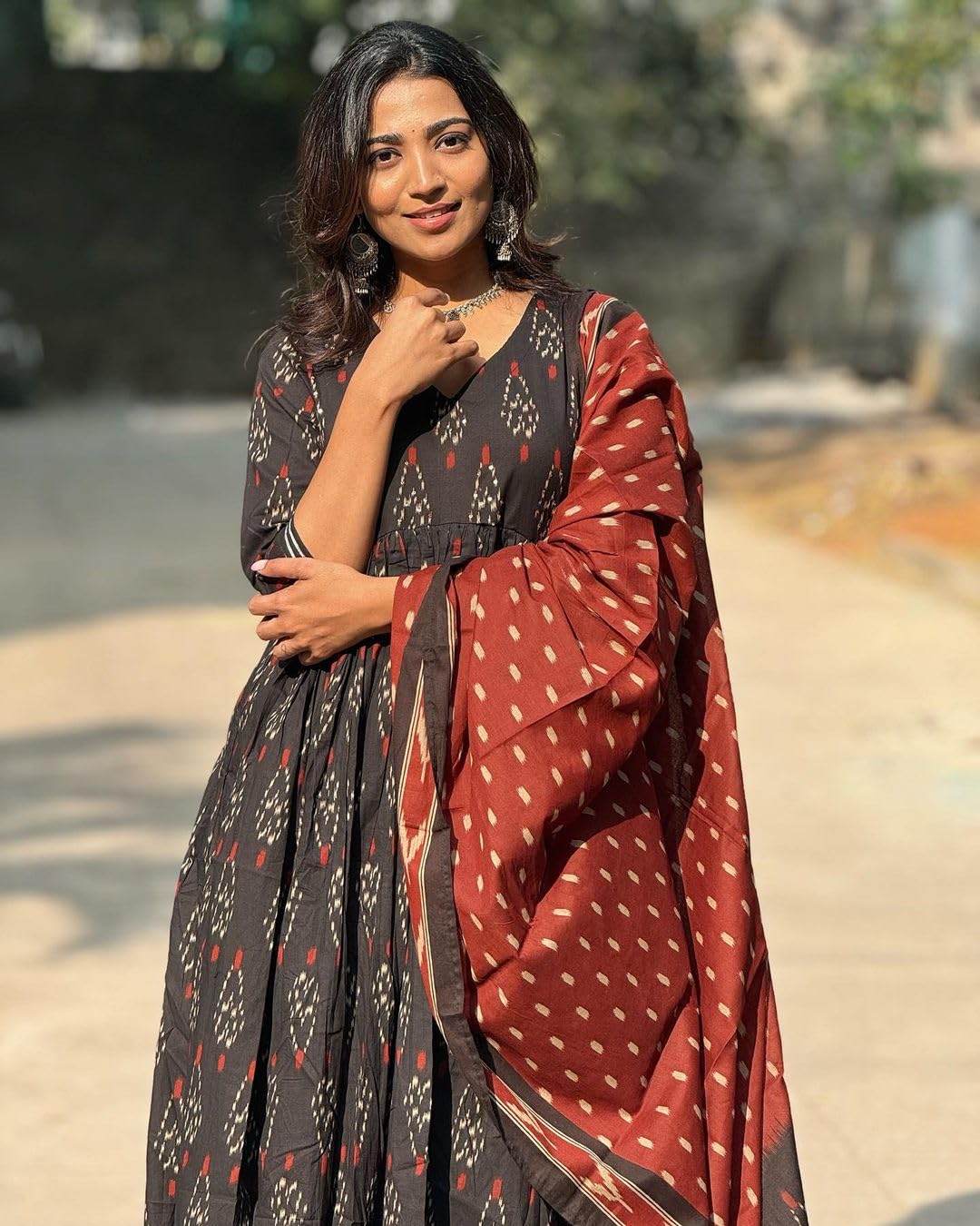 KLOSIA Black V-Neck Kurta Pant Dupatta Set for Women - Image 3