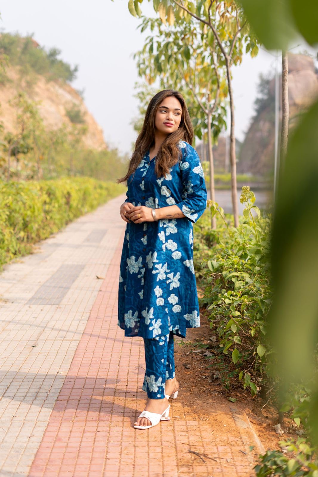 GarbGlide Women Cotton Floral Kurta Pant Suit - Blue - Image 2