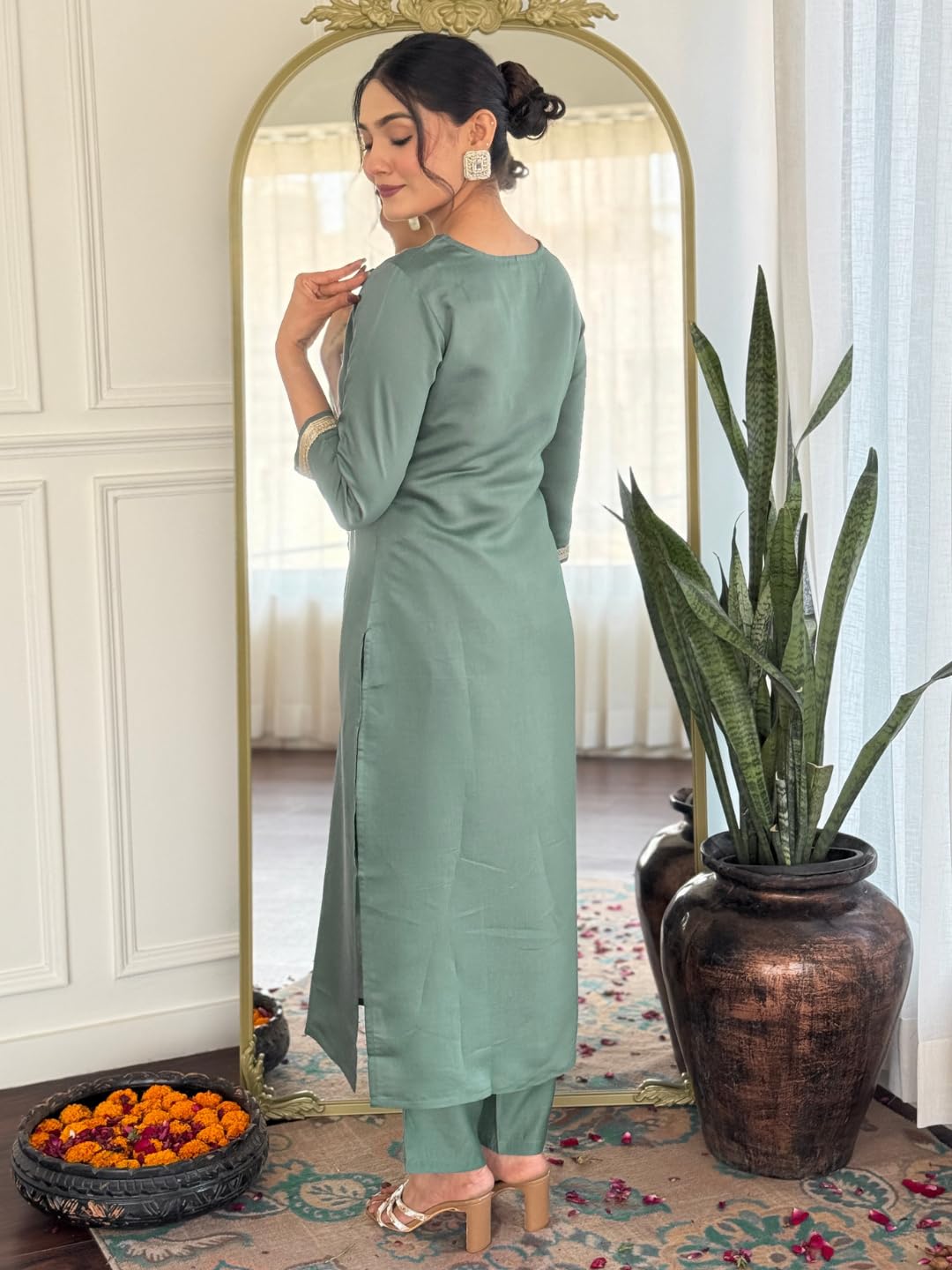 Naixa Women's Rayon Embroidered Kurta Set - Image 4