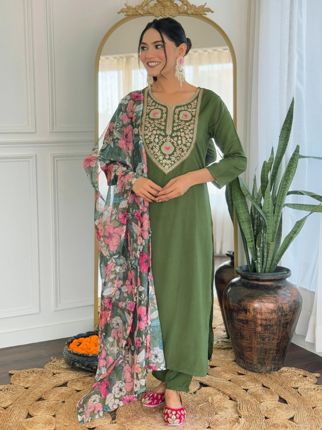 Naixa Women's Rayon Embroidered Kurta Set - Image 2