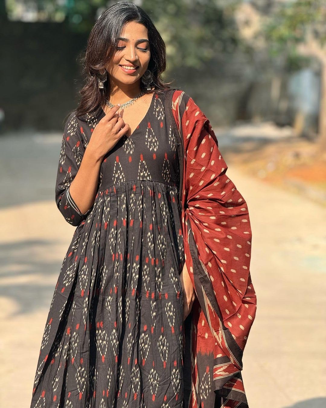 KLOSIA Black V-Neck Kurta Pant Dupatta Set for Women - Image 5