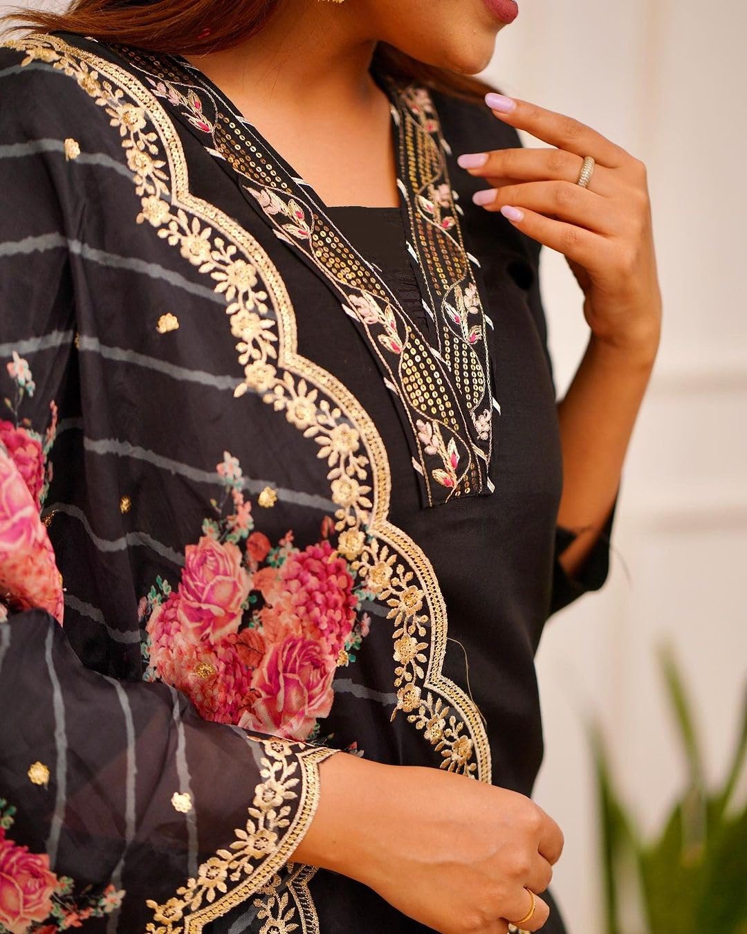 KLOSIA Women Embroidery Kurta Set - Black - Image 3