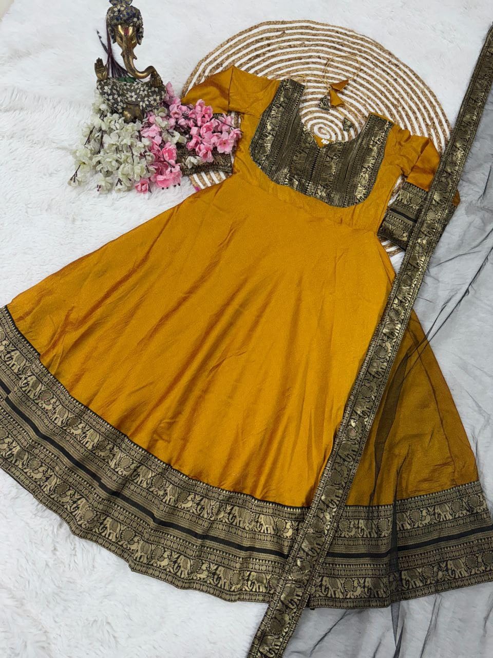 Elegant Zari Jacquard Gown with Lace Border Dupatta - Image 4
