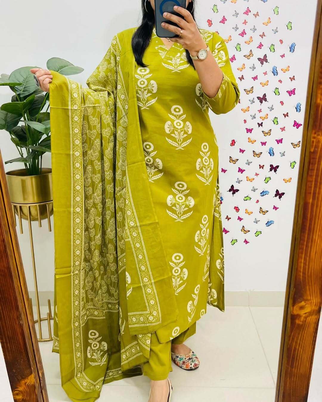 Rangnavi Women's Floral Kurta Set - Image 2