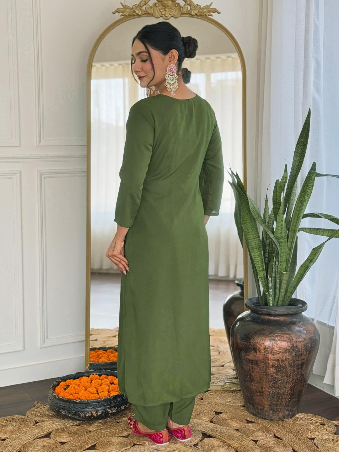 Naixa Women's Rayon Embroidered Kurta Set - Image 4