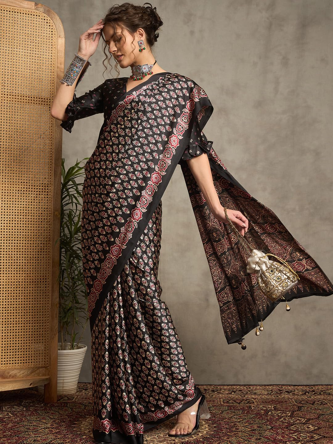 AKHILAM Women's Black Crepe Saree - Image 3