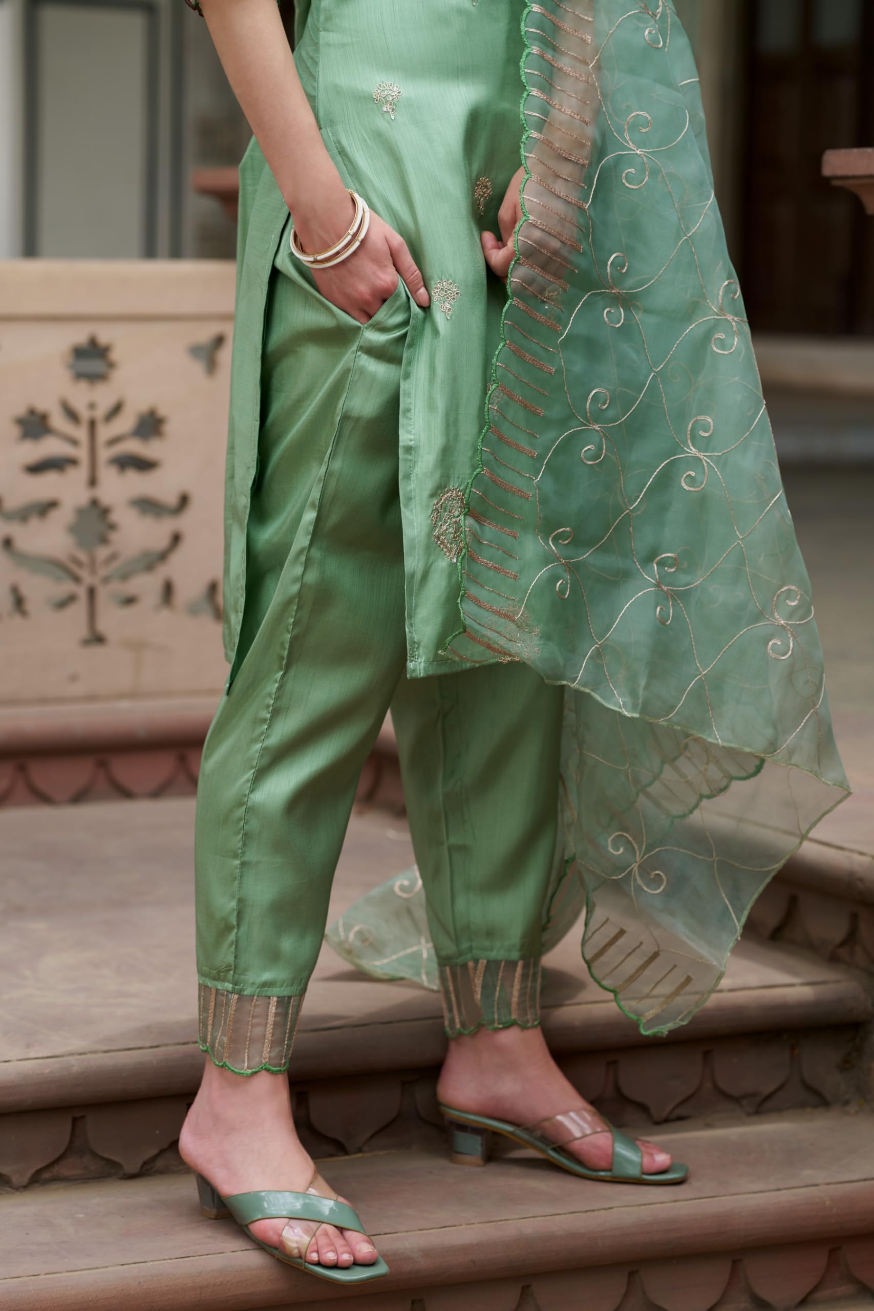 VredeVogel Women's Silk Blend Embroidered Kurta Set - Pista - Image 5