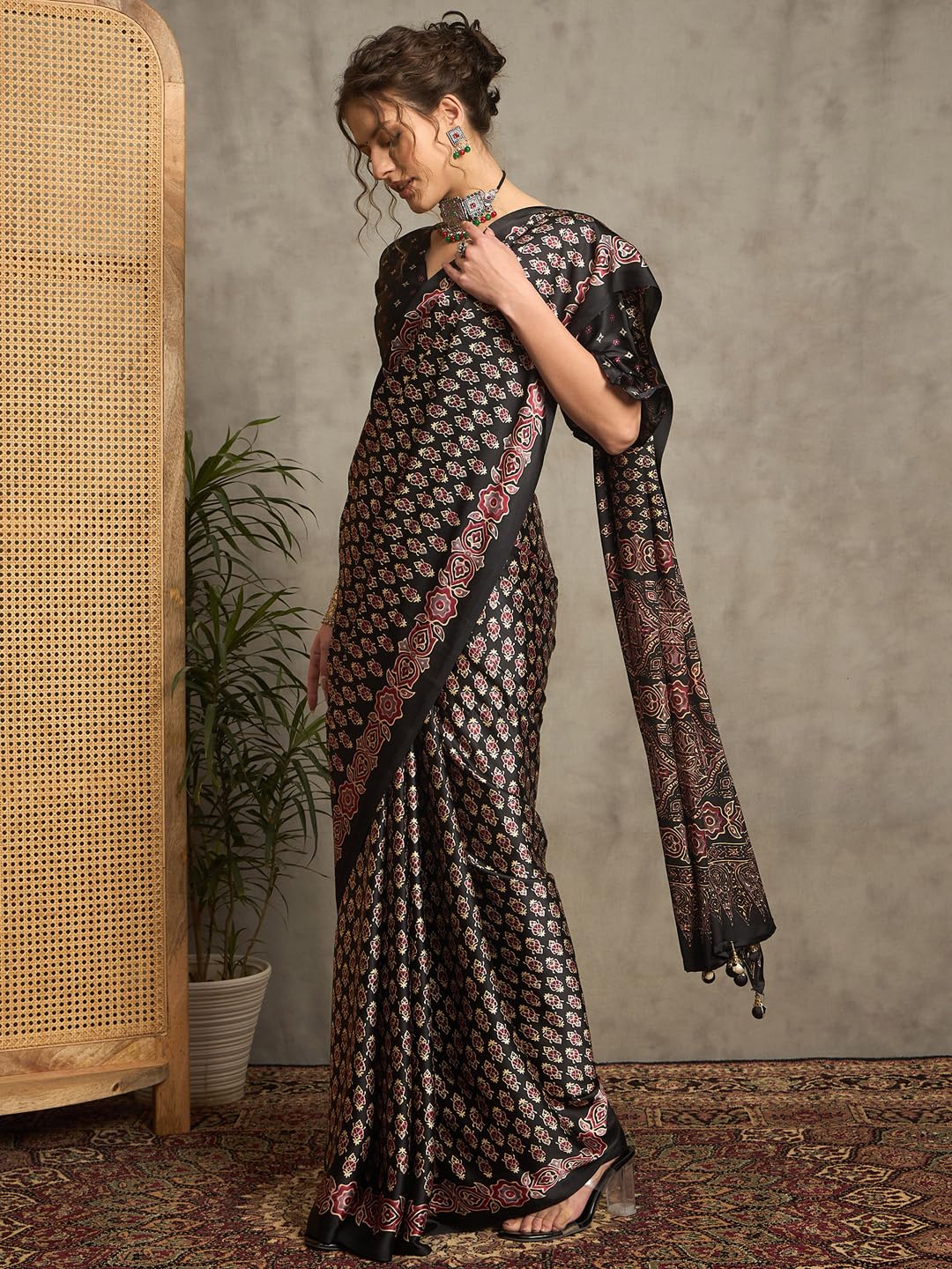 AKHILAM Women's Black Crepe Saree - Image 4