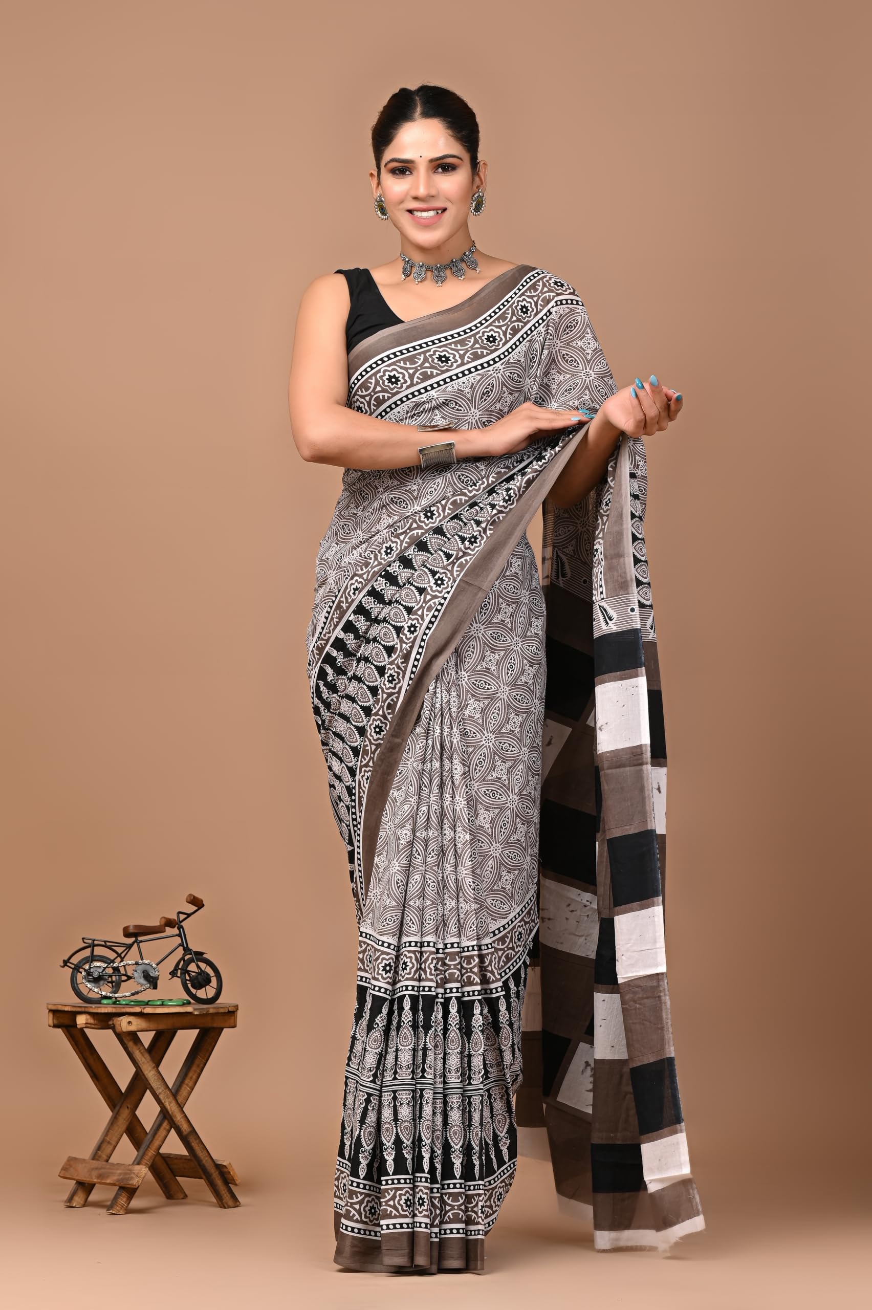 Crafts Moda Women Grey Printed Saree - Image 5