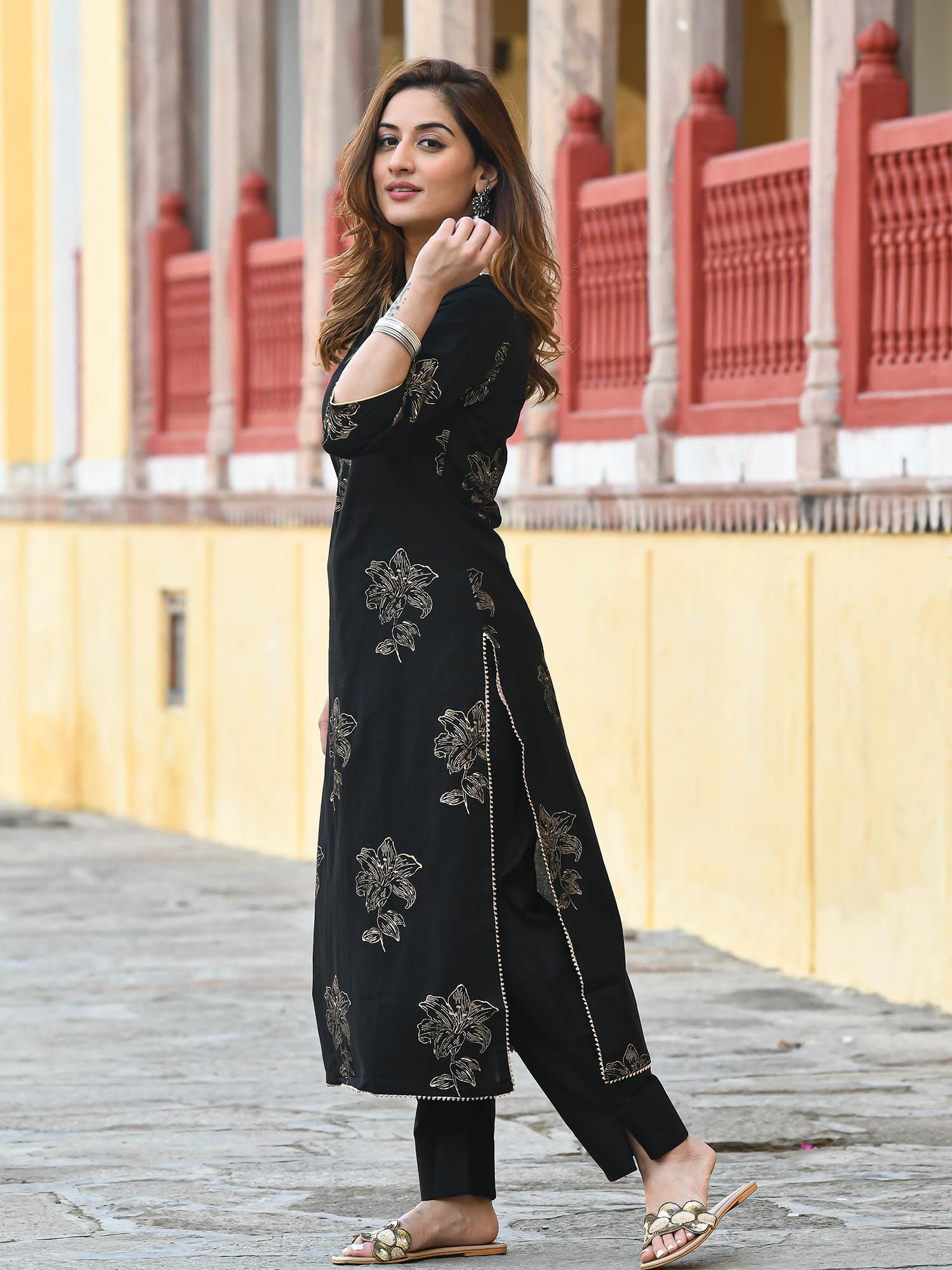 Arayna Women's Black Kurta Set With Palazzo - Image 4