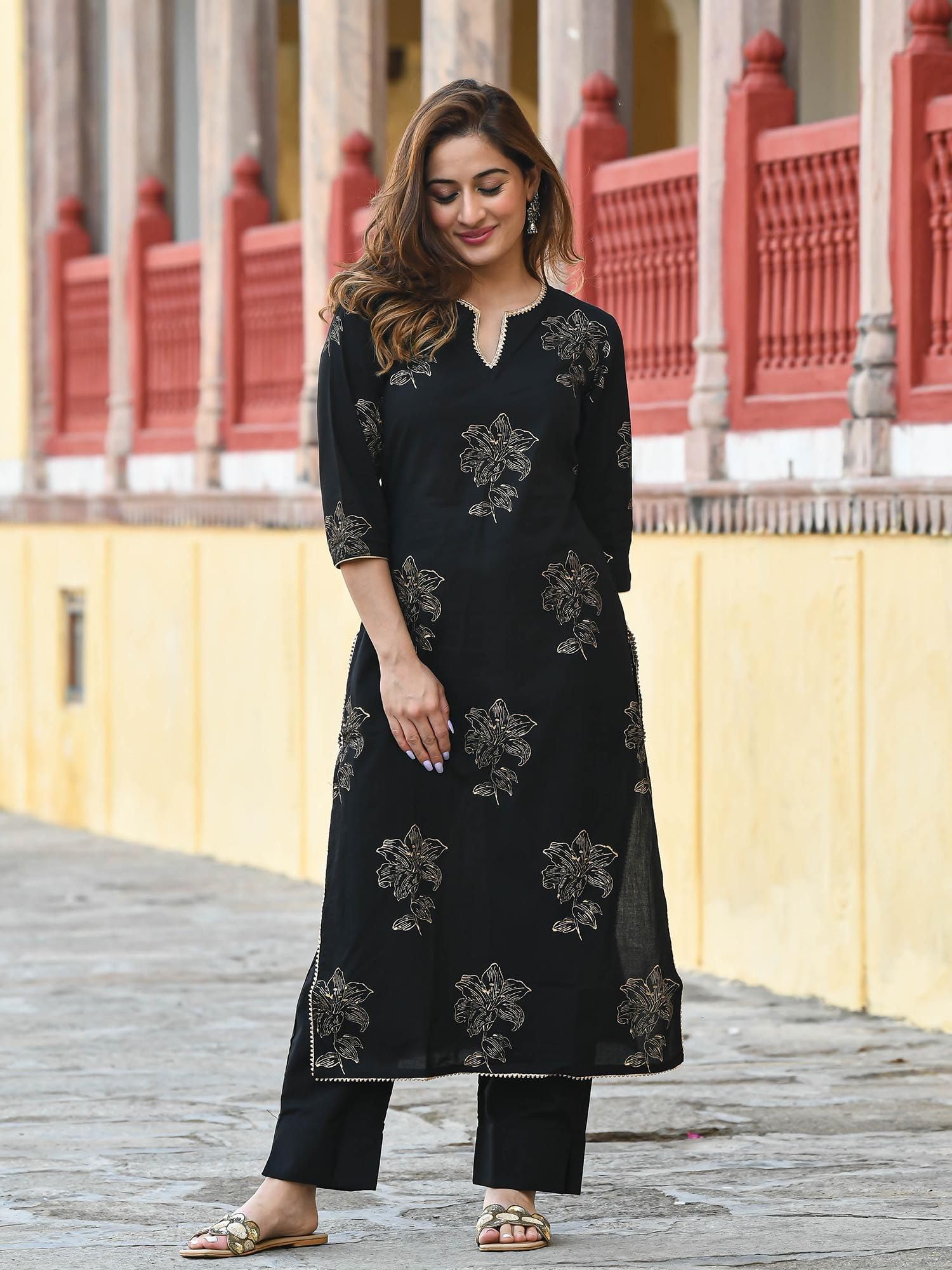 Arayna Women's Black Kurta Set With Palazzo - Image 3