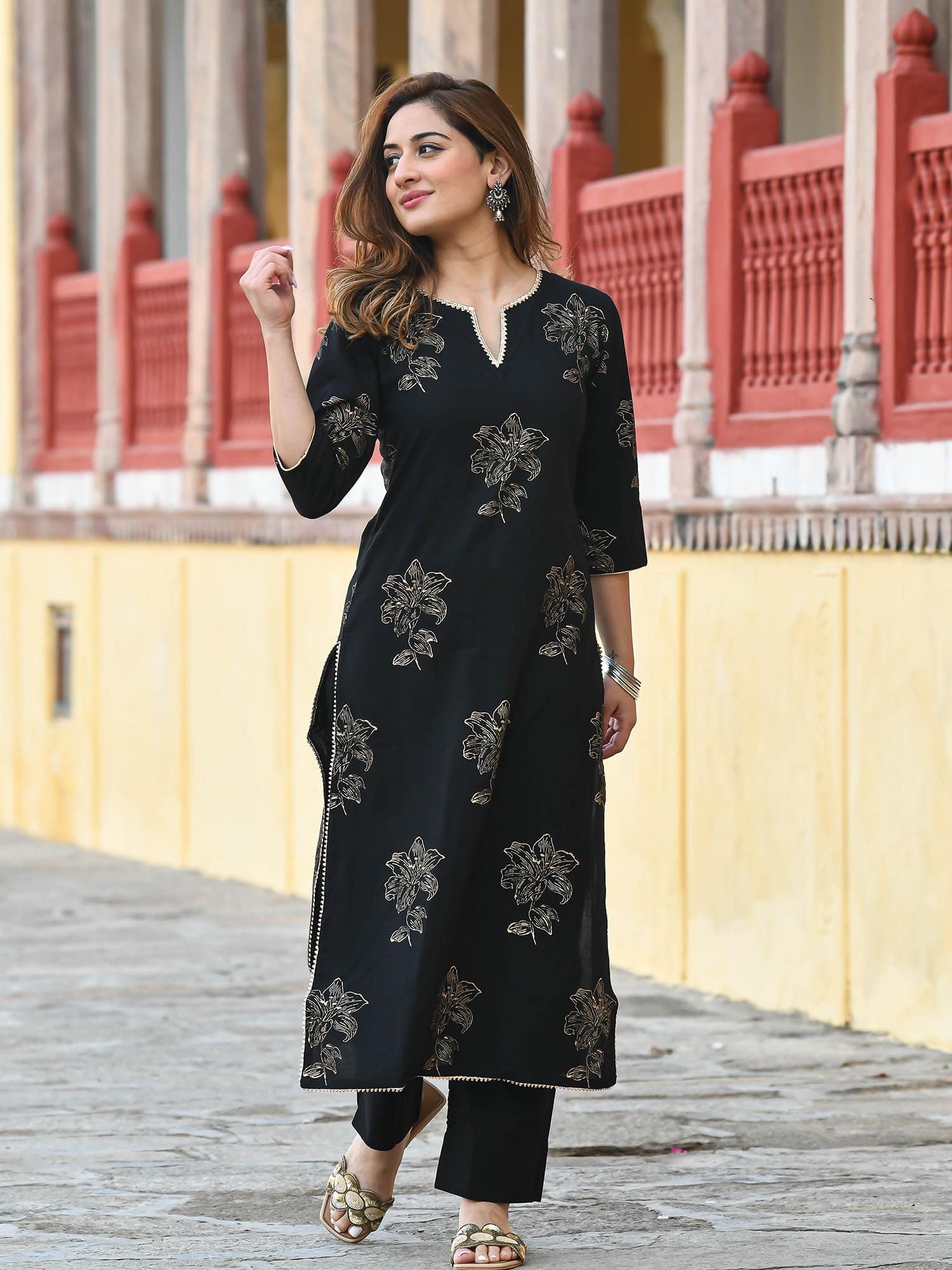 Arayna Women's Black Kurta Set With Palazzo - Image 2