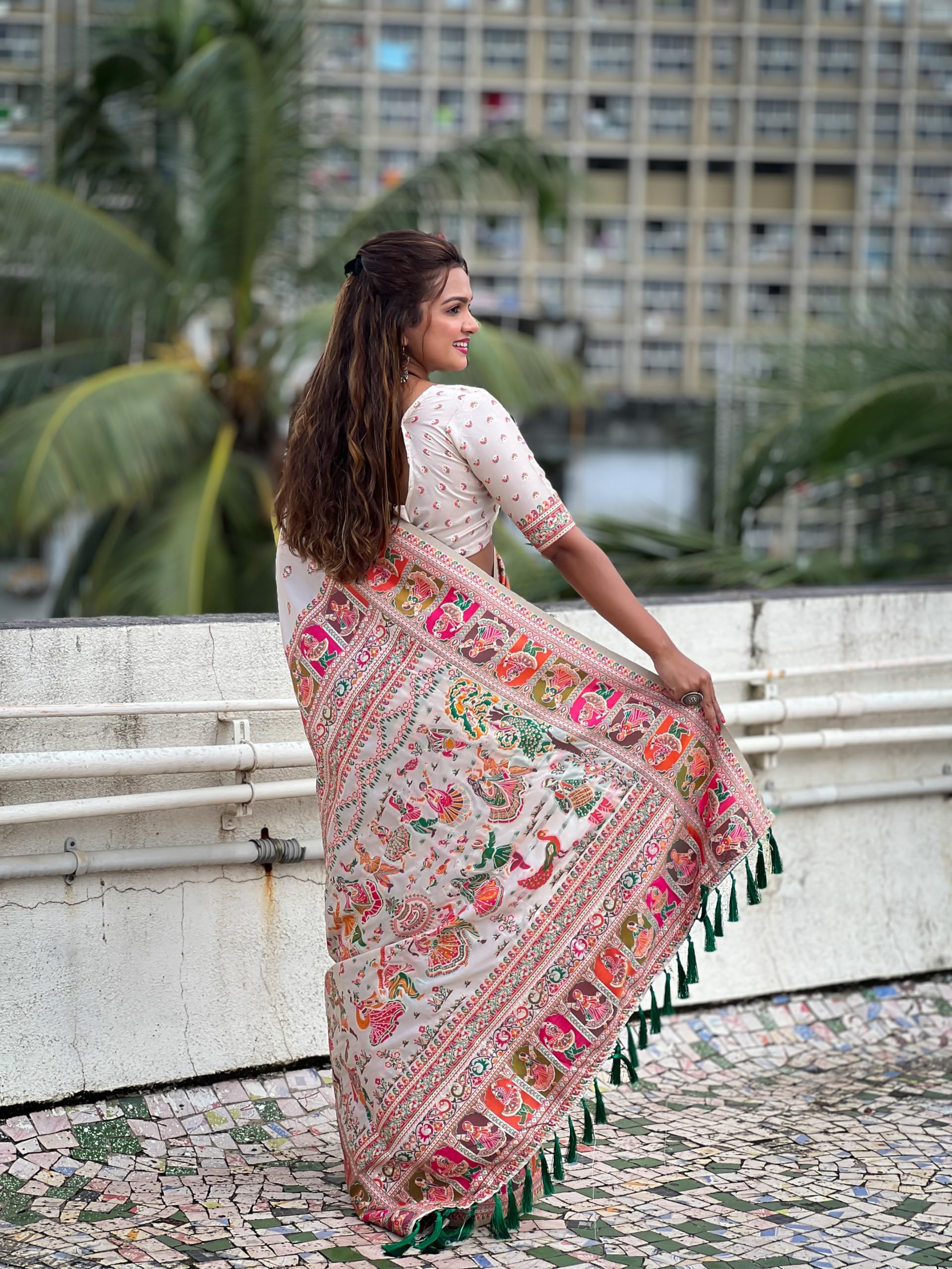 GarbGlide Women's Kanjivaram Pure Silk Saree - White - Image 4